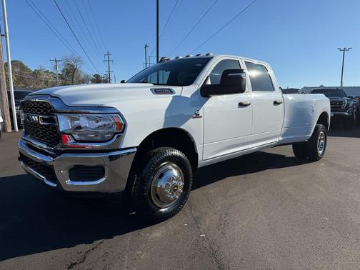 2023 RAM 3500 Tradesman Crew Cab 4x4 8' Box