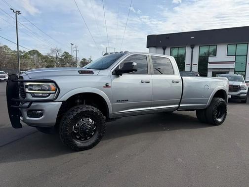 2022 RAM 3500 Laramie Crew Cab 4x4 8' Box