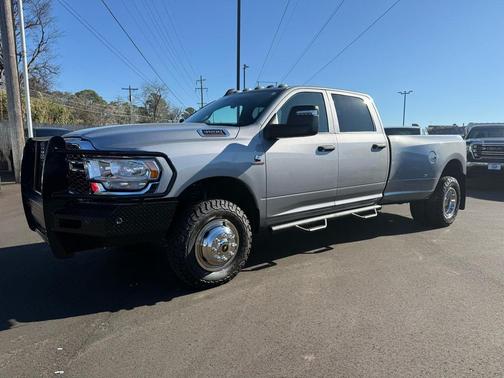 2023 RAM 3500 Tradesman Crew Cab 4x4 8' Box