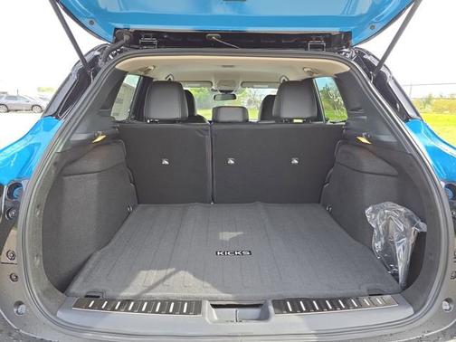Arctic Ice Blue Metallic/Super Black 2026 Nissan Kicks SR