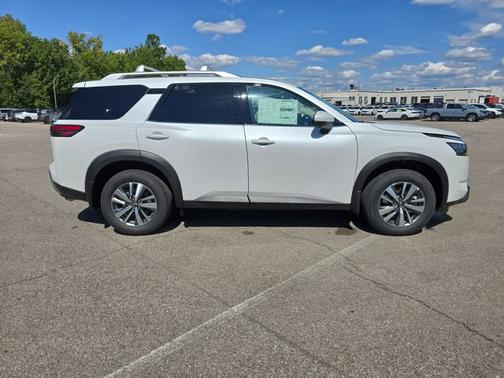 2025 Nissan Pathfinder SL