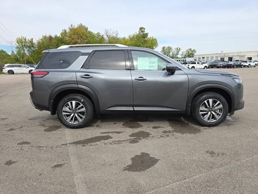 2025 Nissan Pathfinder SL