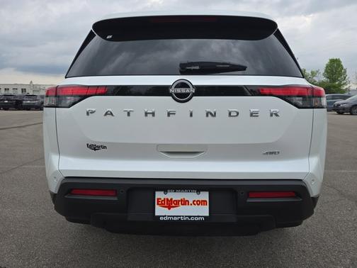 2025 Nissan Pathfinder SV