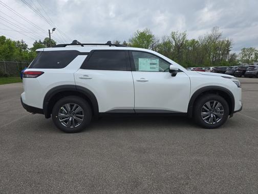 2025 Nissan Pathfinder SV