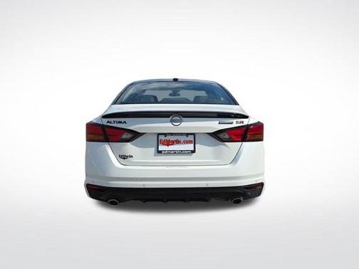 Pearl White Tricoat/Super Black 2026 Nissan Altima SR