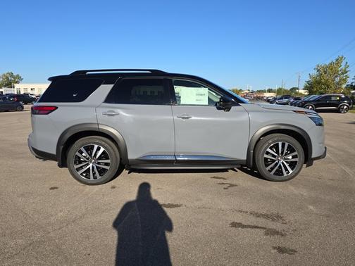 2025 Nissan Pathfinder Platinum