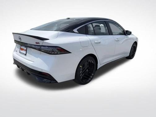 Aspen White Tricoat/Super Black 2026 Nissan Sentra SR