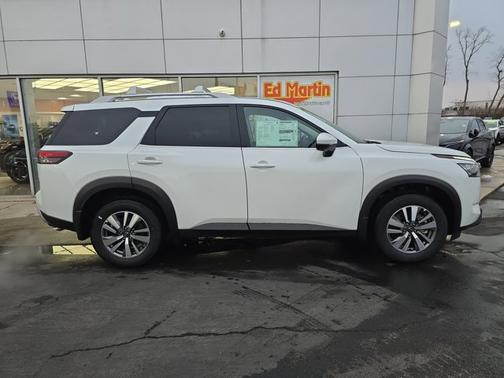 2025 Nissan Pathfinder SL