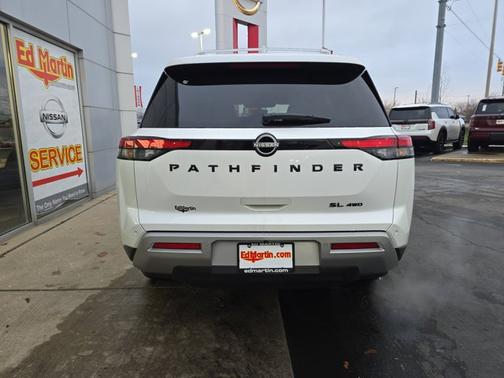 2025 Nissan Pathfinder SL