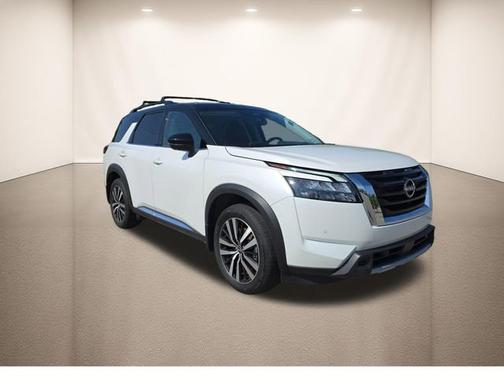 Everest White Pearl Tricoat/Super Black 2025 Nissan Pathfinder Platinum