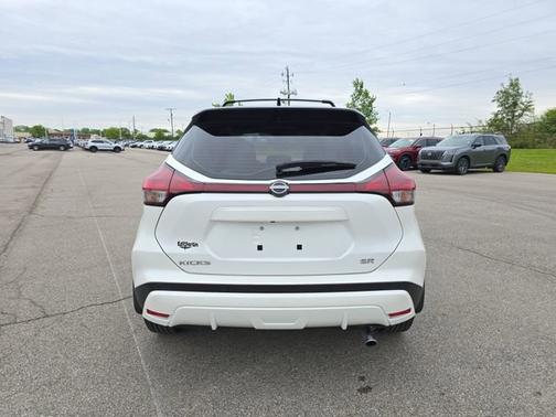 Aspen White Tricoat/Super Black 2022 Nissan Kicks SR