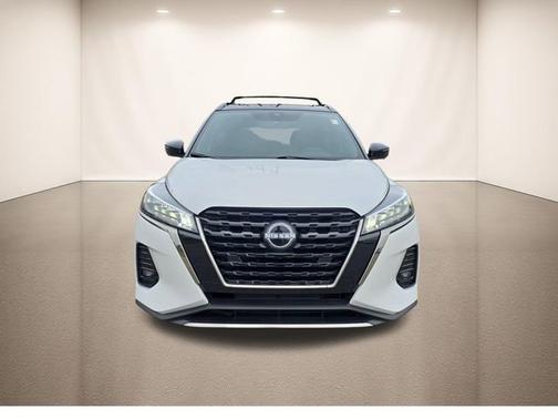 Aspen White Tricoat/Super Black 2022 Nissan Kicks SR