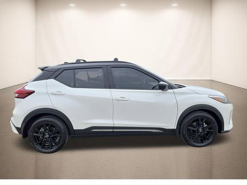 Aspen White Tricoat/Super Black 2022 Nissan Kicks SR