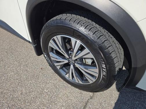Pearl White Tricoat 2023 Nissan Rogue SV