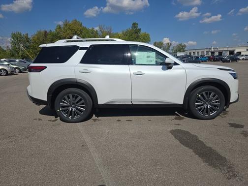 2025 Nissan Pathfinder SL