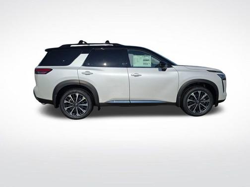Everest White Pearl Tricoat/Super Black 2026 Nissan Pathfinder Platinum