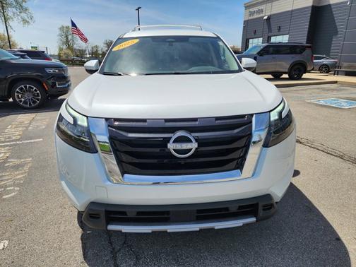 2025 Nissan Pathfinder SL