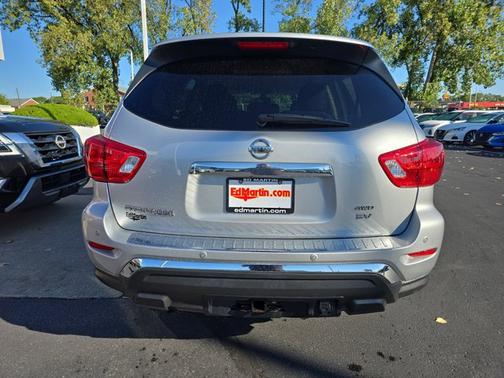 2017 Nissan Pathfinder SV