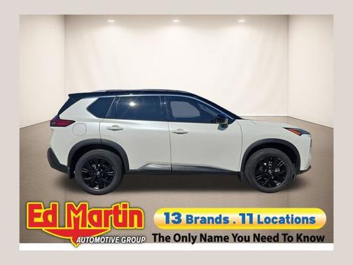 Pearl White Tricoat/Super Black 2023 Nissan Rogue SV