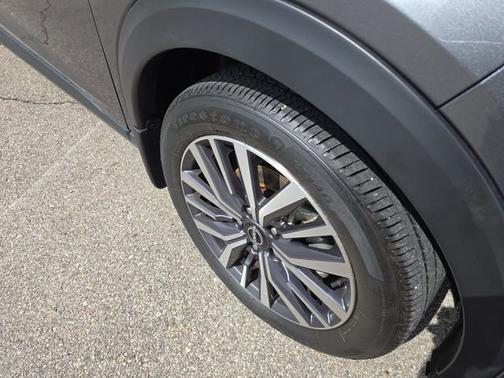Gun Metallic 2024 Nissan Kicks SV