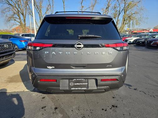 2025 Nissan Pathfinder SV
