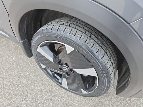 Gun Metallic 2025 Nissan Kicks SR