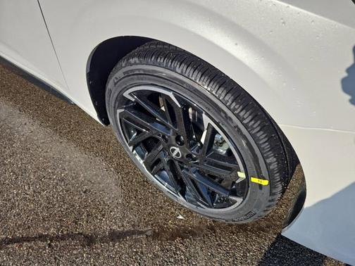 Aspen White Tricoat/Super Black 2026 Nissan Sentra SR