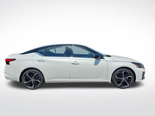 Pearl White Tricoat/Super Black 2026 Nissan Altima SR
