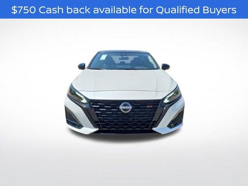Pearl White Tricoat/Super Black 2026 Nissan Altima SR