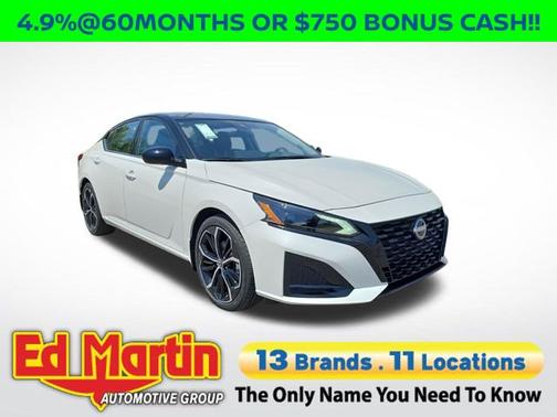 Pearl White Tricoat/Super Black 2026 Nissan Altima SR