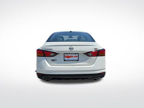 Pearl White Tricoat/Super Black 2026 Nissan Altima SR