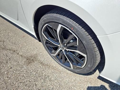 Pearl White Tricoat/Super Black 2026 Nissan Altima SR