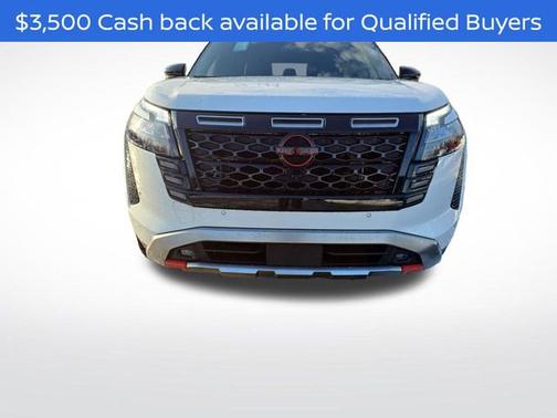 Everest White Pearl Tricoat/Super Black 2026 Nissan Pathfinder Rock Creek