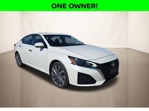 Pearl White Tricoat 2023 Nissan Altima 2.5 SL