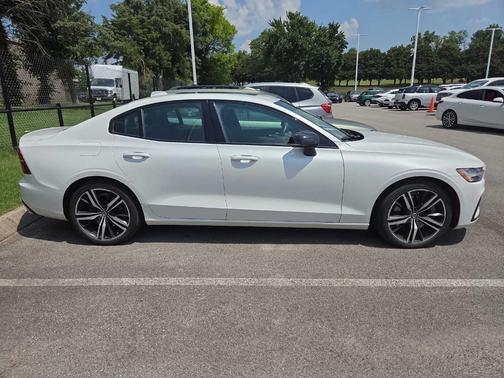 2022 Volvo S60 Recharge Plug-In Hybrid T8 R-Design Expression