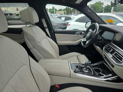 Metallic 2022 BMW X7 xDrive40i