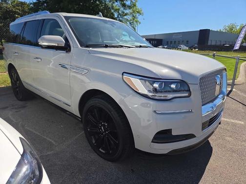 Ceramic Pearl Metallic 2023 Lincoln Navigator Reserve