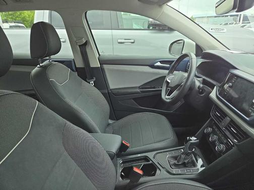 Pure White 2024 Volkswagen Taos 1.5T SE