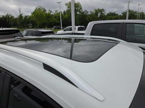 Pure White 2024 Volkswagen Taos 1.5T SE