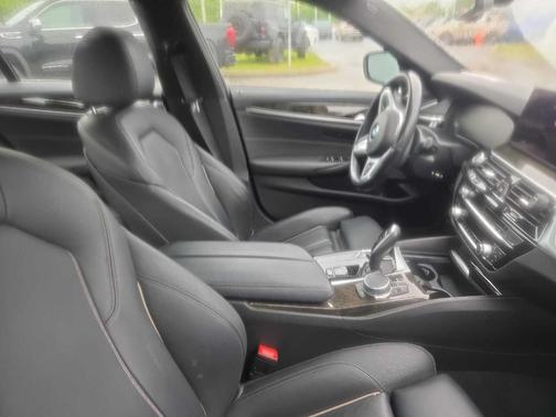 Black Sapphire Metallic 2021 BMW 540 i