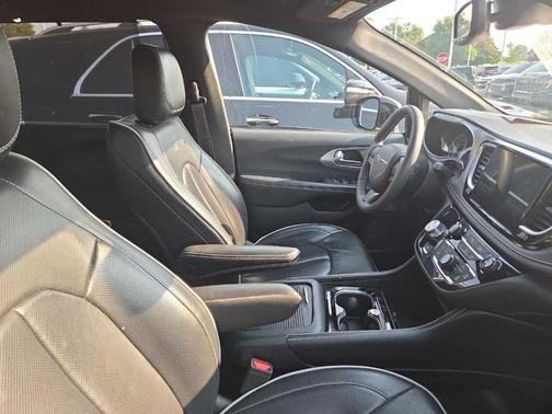 Bright White Clearcoat 2025 Chrysler Pacifica Limited