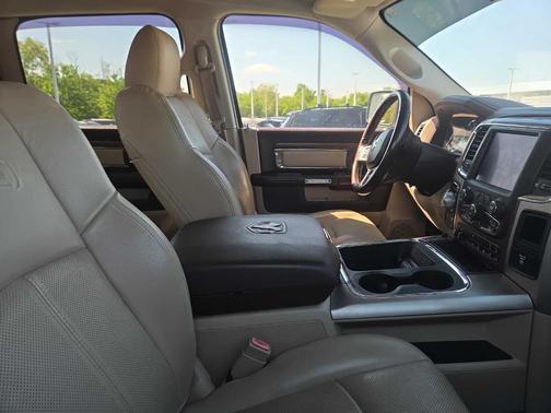 Bright White Clearcoat 2019 RAM 1500 Classic Laramie
