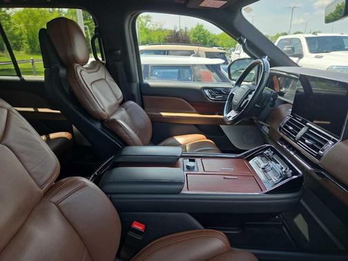 Silver Radiance Metallic 2024 Lincoln Navigator L Reserve
