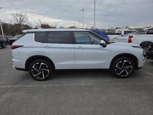 2024 Mitsubishi Outlander SE