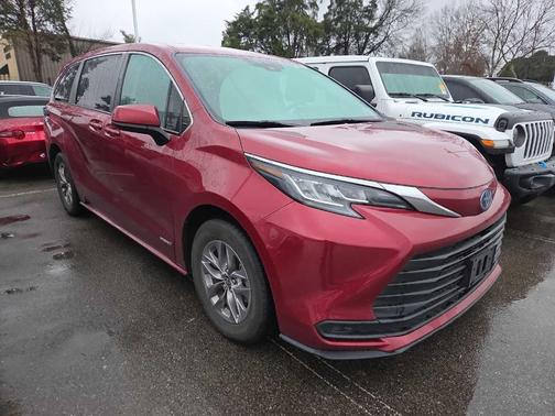 2021 Toyota Sienna LE