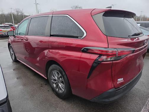 2021 Toyota Sienna LE