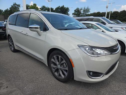 White 2017 Chrysler Pacifica Limited
