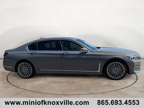 Metallic 2022 BMW 740 i