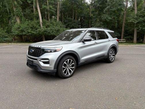 Silver Metallic 2024 Ford Explorer ST-Line