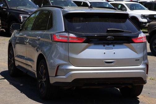 Silver Metallic 2022 Ford Edge SE